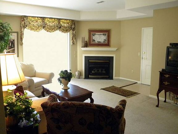 Living room w/fireplace