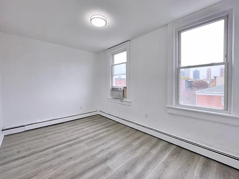 389 Monmouth St #3 — Photo 17