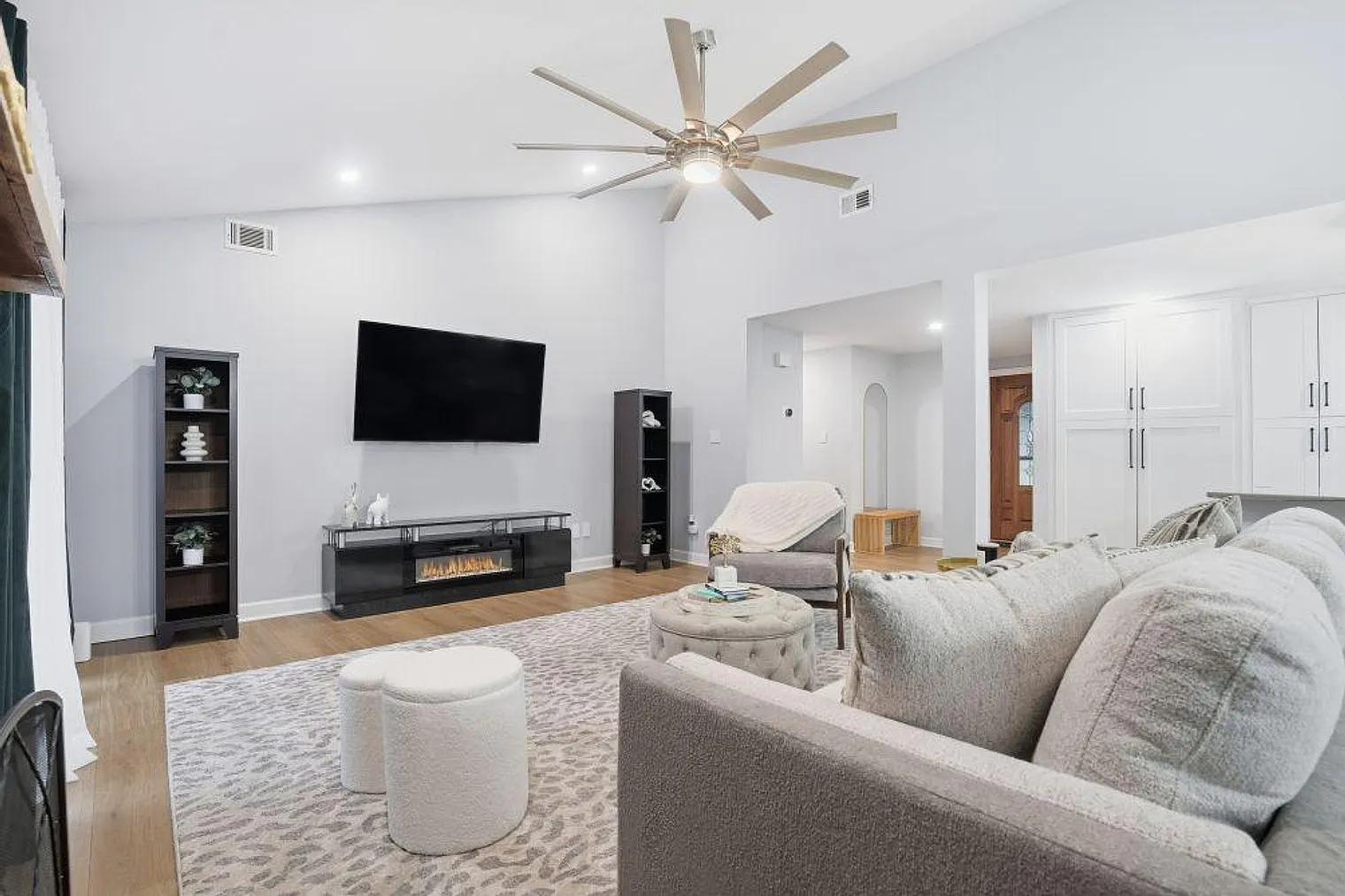 4 bed, 3.0 bath, 1851 sqft, $5,367 — Photo 2