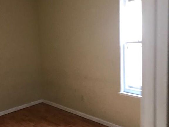 5th image of 716 E 3rd St