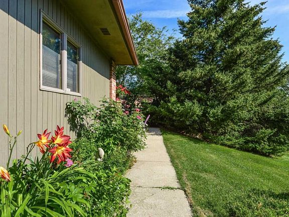 5th image of 3598 Charlevoix Dr SE