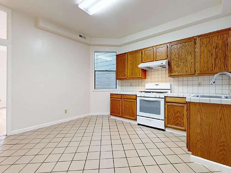 2136 Hayes St — Photo 7