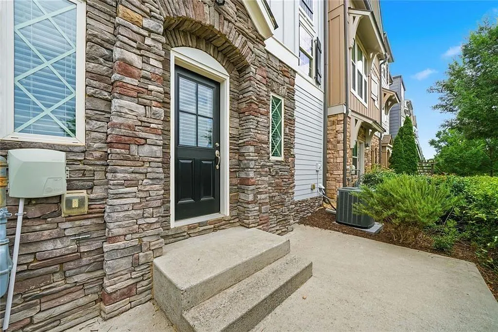 3 bed, 3.5 bath, 2085 sqft, $3,300 — Photo 3