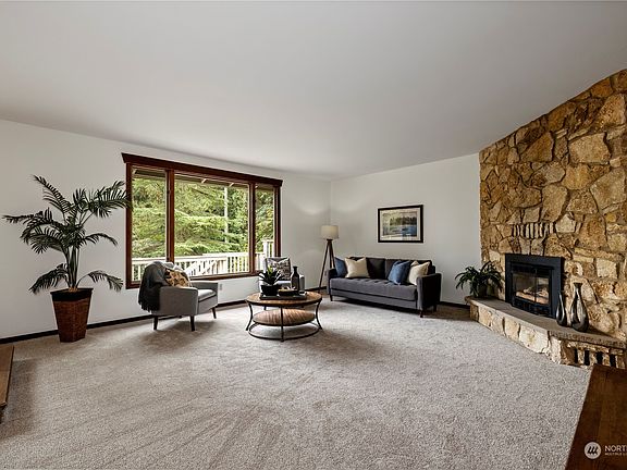 5th image of 1047 Puget Drive E