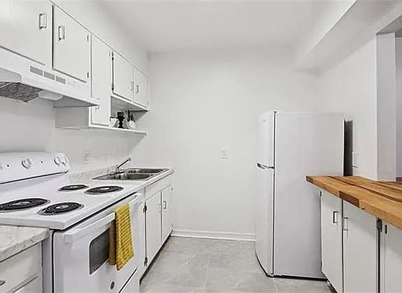 4th image of 1713 Burgundy St #104