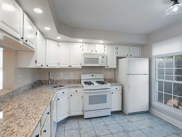 2708 Pinhorn Dr — Photo 2