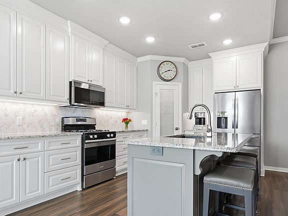 5th image of 731 Cambridge Bend Cir