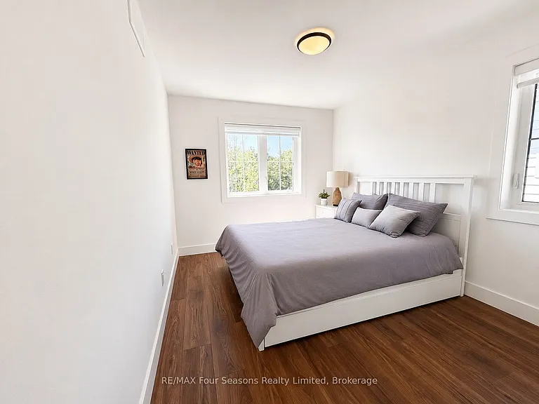 137 White Oak Cres — Photo 16