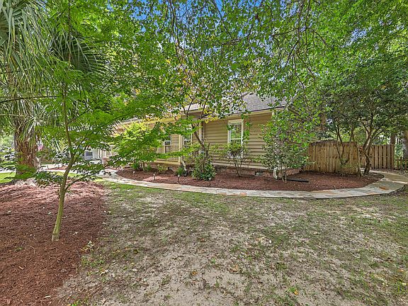 4th image of 818 Law Ln
