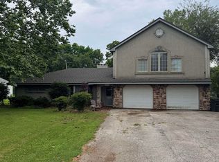 3302 E Cedar Hills Dr, Chillicothe, IL 61523