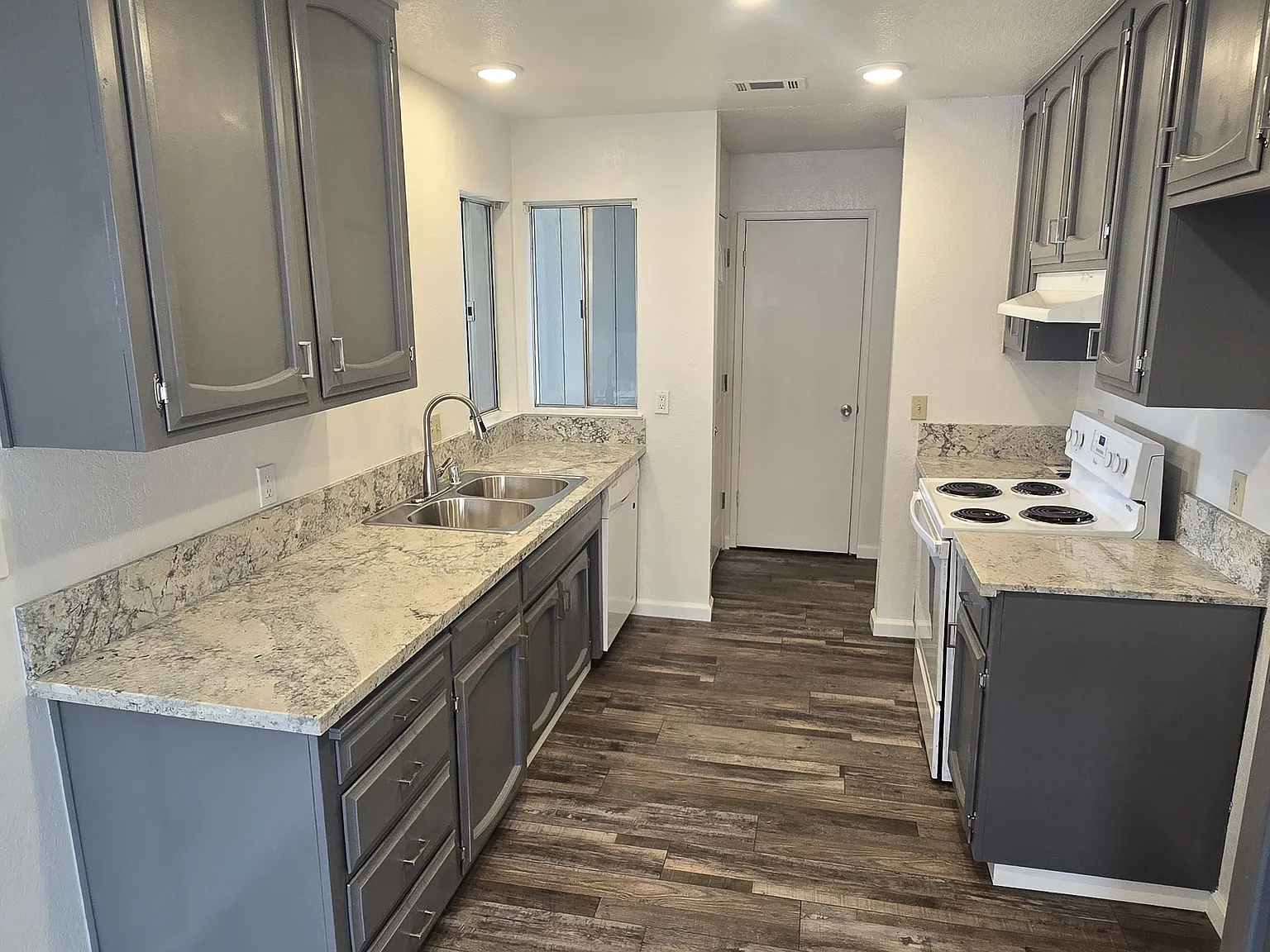 3 bed, 1111 sqft, $2,480 — Photo 3