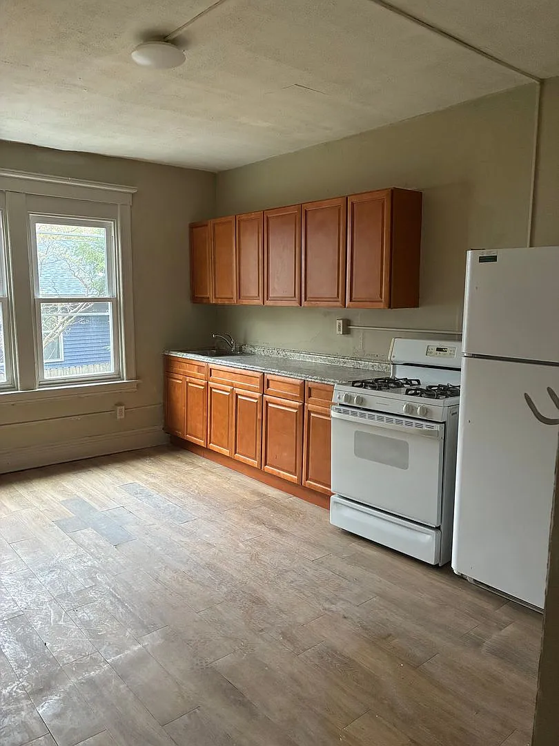 109 Foster Street — Photo 2