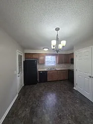 3 bed, 1.5 bath, 989 sqft — Photo 3