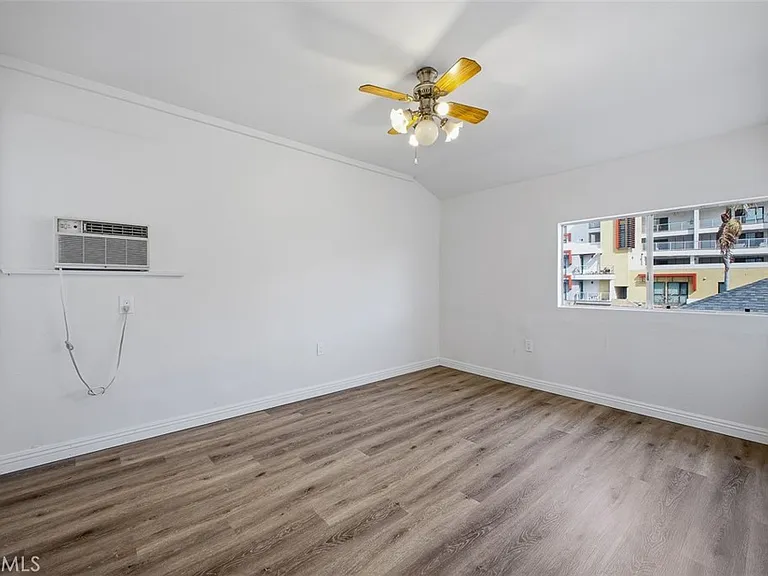 209 1/2 N Monterey St — Photo 18