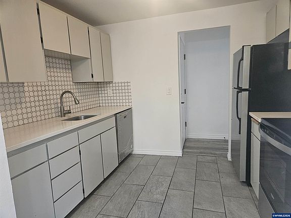 4th image of 1060 Park Ave APT A2