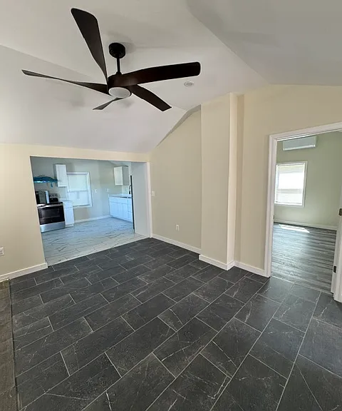 918 King St — Photo 1
