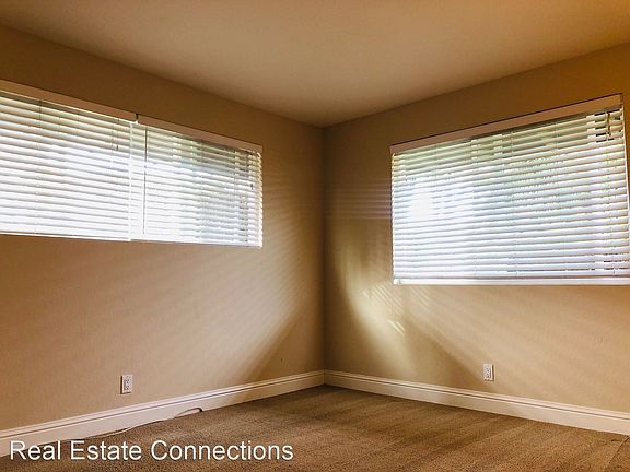 4th image of 901 Castlewood Dr APT 1