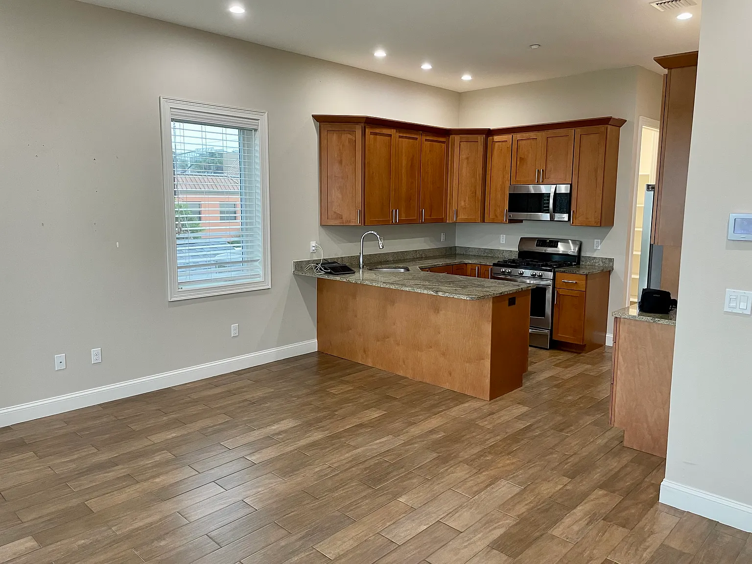 2 bed, 1010 sqft, $3,585 — Photo 4