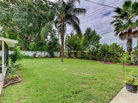 3rd image of 916 Woodmere Cir
