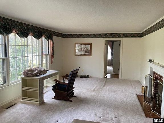 4th image of 717 Woodlawn St