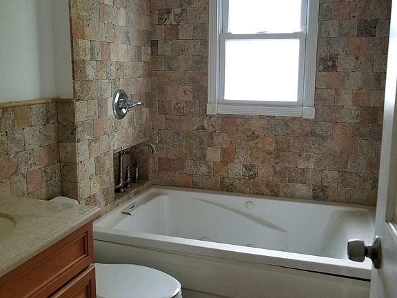 4th image of 592 Union Ave