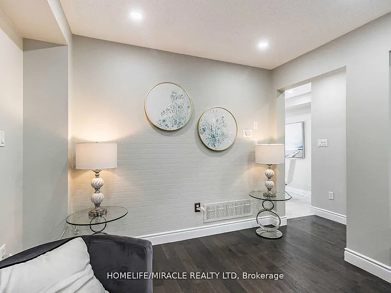 17 Roadmaster Ln #UPPER — Photo 3