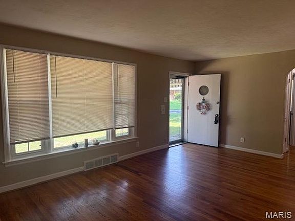 4th image of 1142 Bluegrass Dr