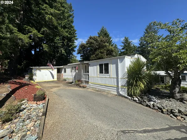 98825 Pleasant Hill Dr Space 14, Brookings, OR 97415