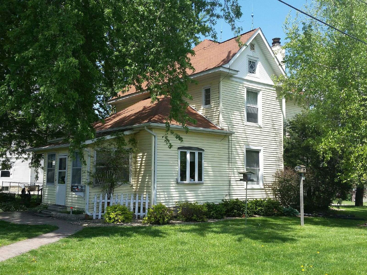 227 3rd St E, Newhall, IA 52315 Zillow