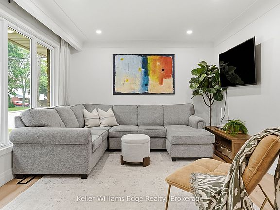 3rd image of 131 W 34th St