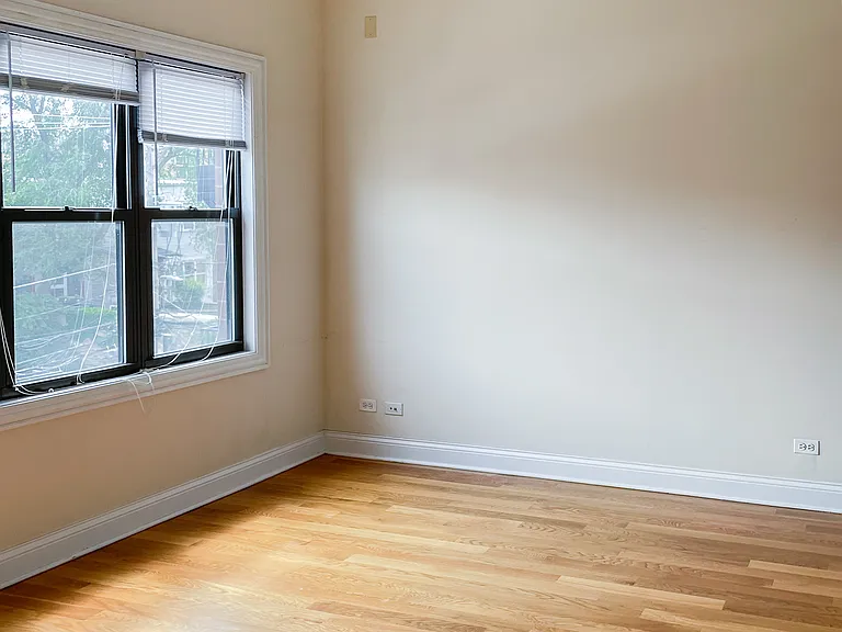 3229 1/2 N Kenmore Ave #3 — Photo 3