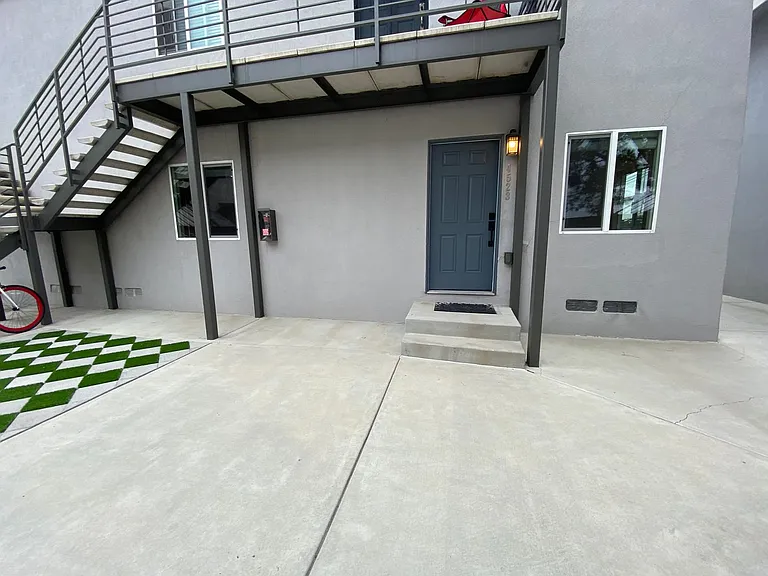 AC! In Unit Washer & Dryer! Reserved Onsite Parking! Downstairs Home! — Photo 16