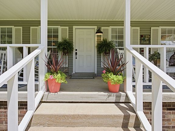 5th image of 131 Pin Oaks Ln