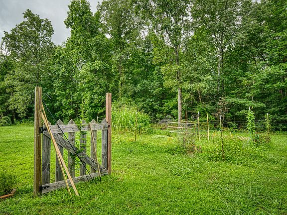 5th image of 379 Locksley Dr