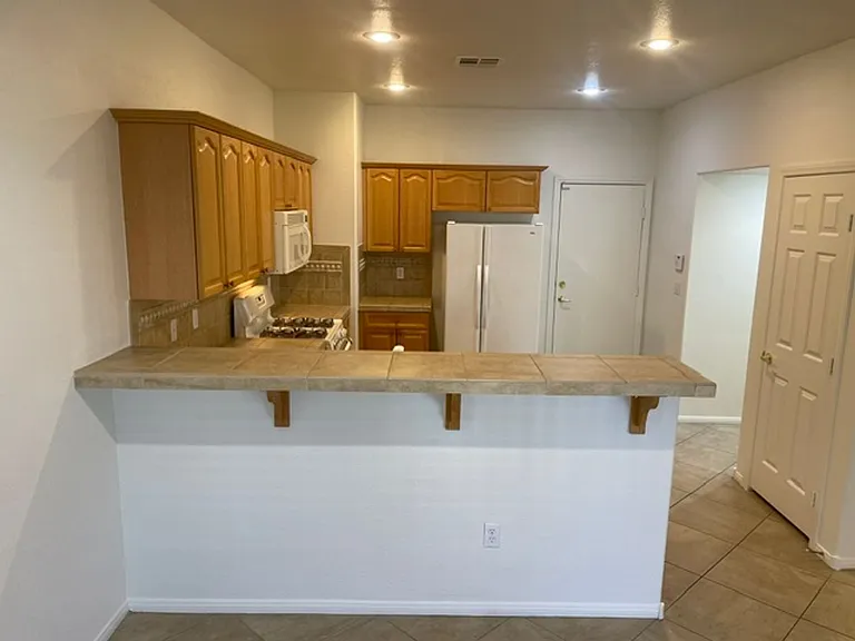 251 Queens Ct — Photo 7