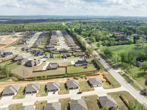 209 E P St, Barling, AR 72923