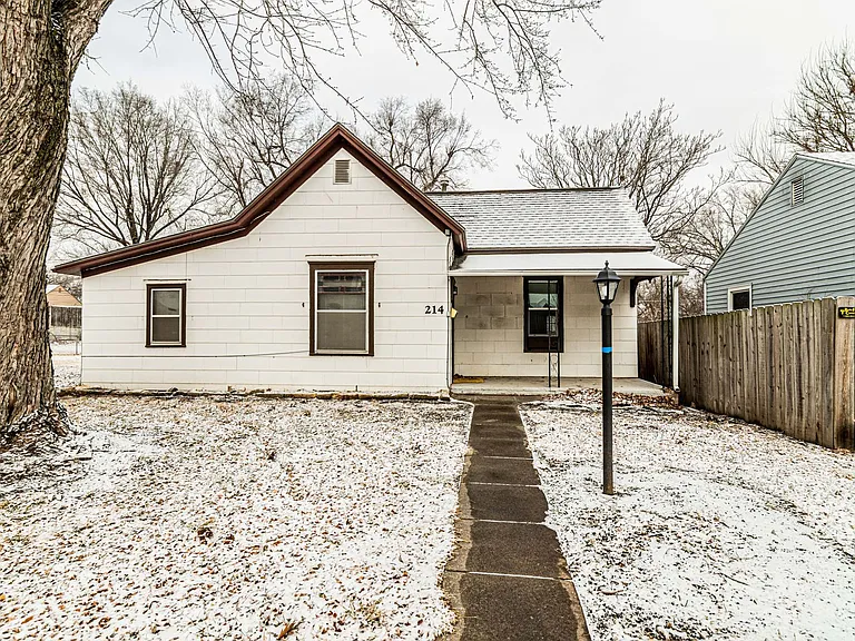 214 W Walnut St — Photo 1
