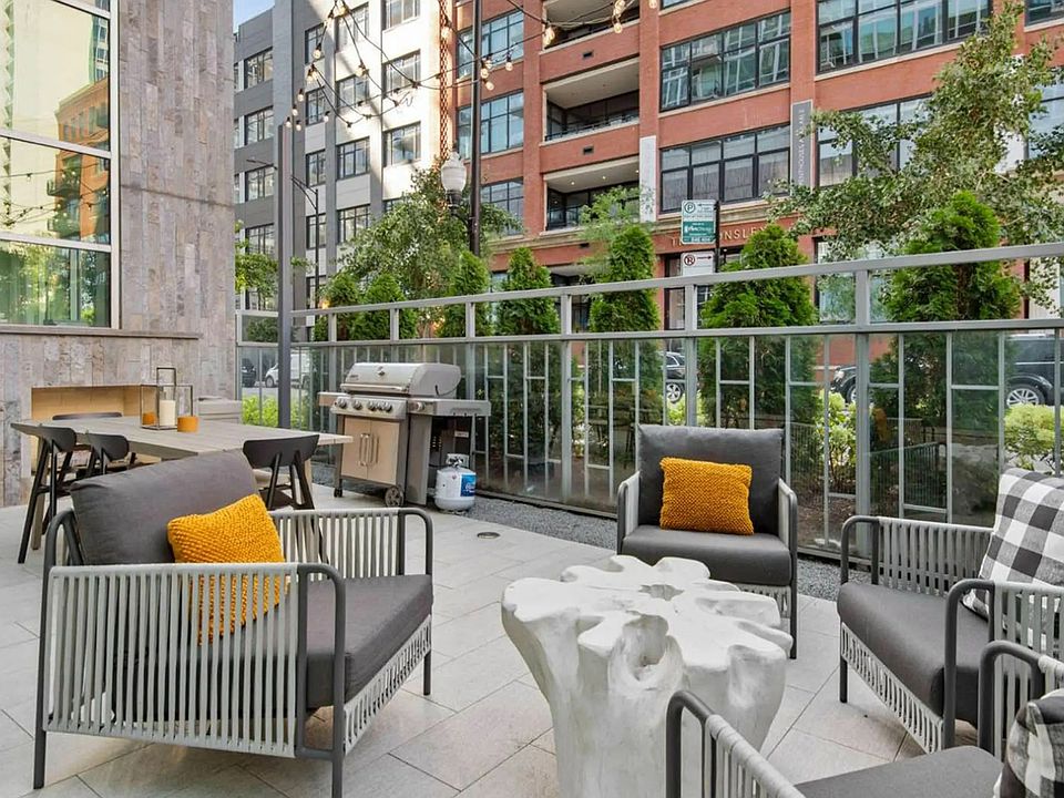 1st image of 421 W Huron St #610