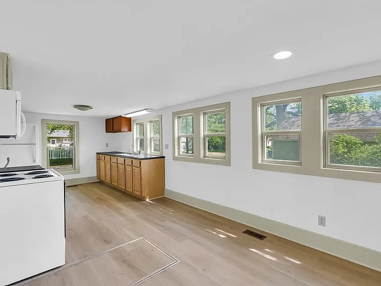 413 E Lincoln St — Photo 11