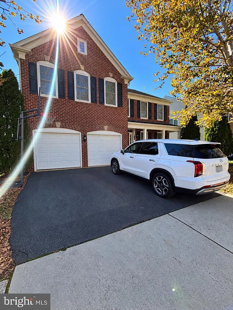 5 bed, 4800 sqft, $4,995 — Photo 1