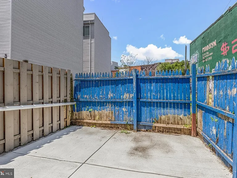 2564 Collins St — Photo 10