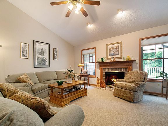 3rd image of 3753 Thornridge Dr