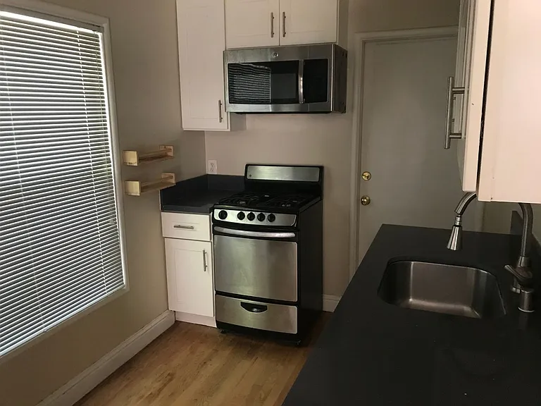 968-990 Addison St #2100-2108 — Photo 1