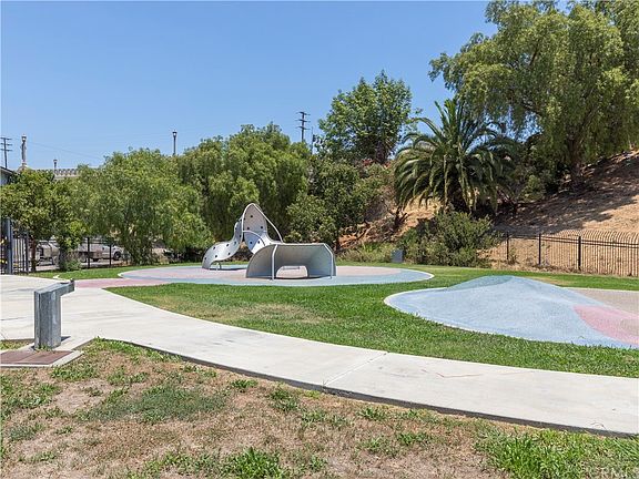 4th image of 740 W Summerland Pl