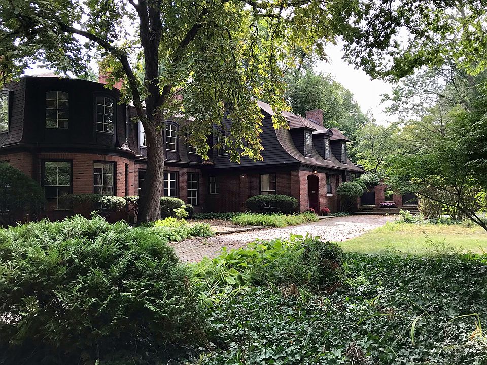 Streetview, brick frontdrive