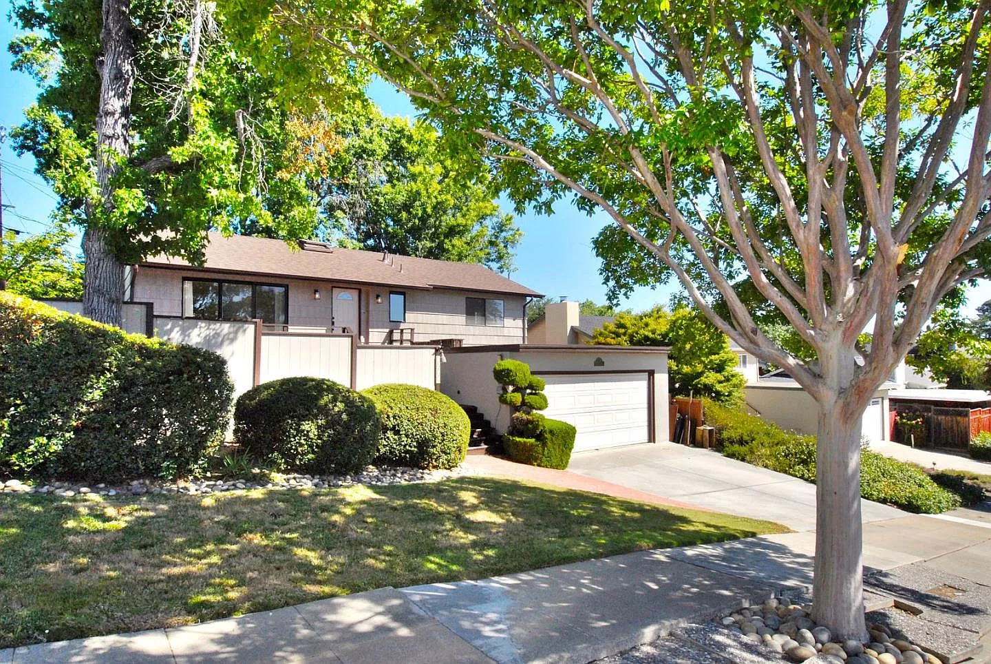 2564 Hastings Ave photo 1