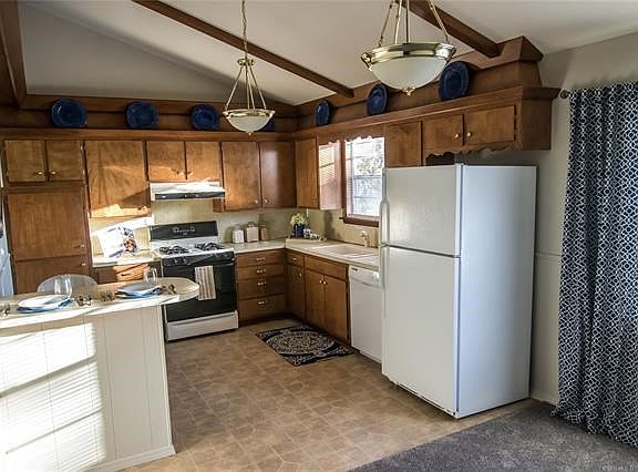 Kitchen / Dining Room: Lots of space to create culinary masterpieces.