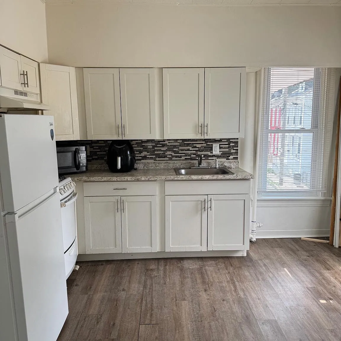 3 bed, 700 sqft, $1,250 — Photo 2