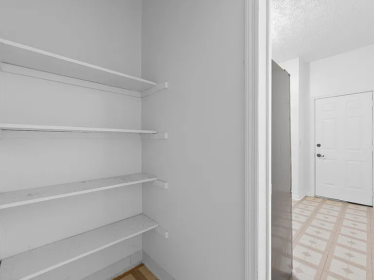 1635 Oak St #1635 — Photo 4