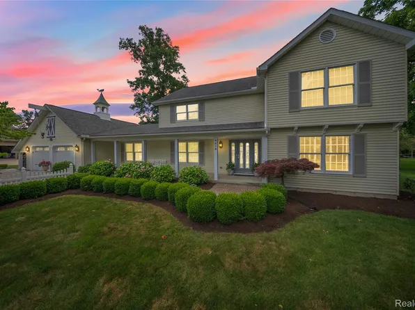 8919 Sarah Ln, Grosse Ile, MI 48138